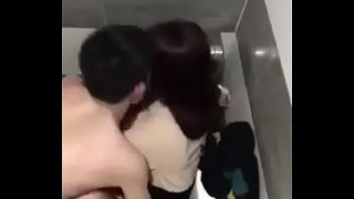 Chịch em gái xinh đĩ dâm trong wc trung tâm thương mại