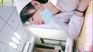 Nữ y tá xinh đẹp thủ dâm show hàng trong viện
